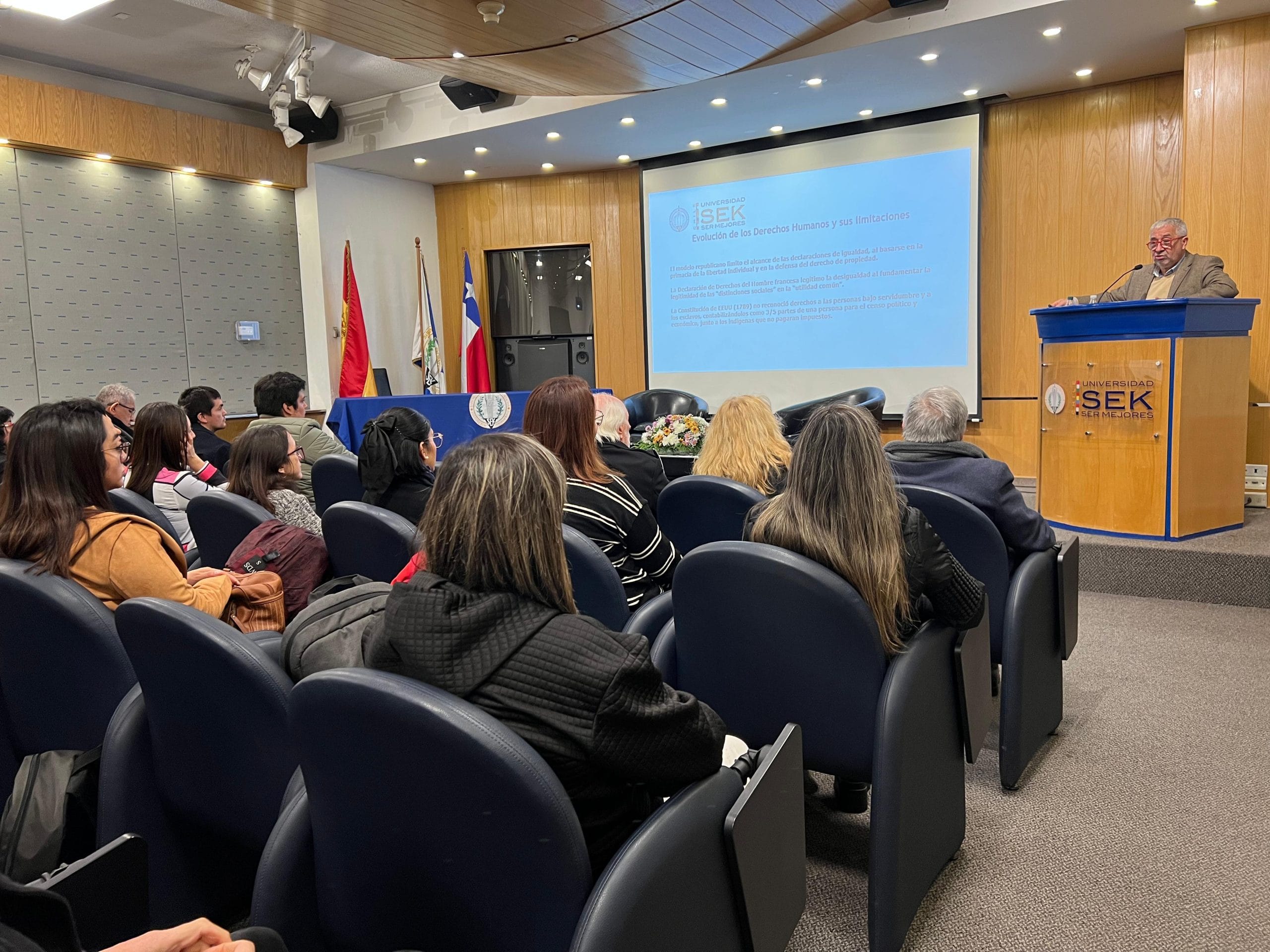 Universidad SEK abordó temáticas de derechos humanos y trabajo social en clase magistra